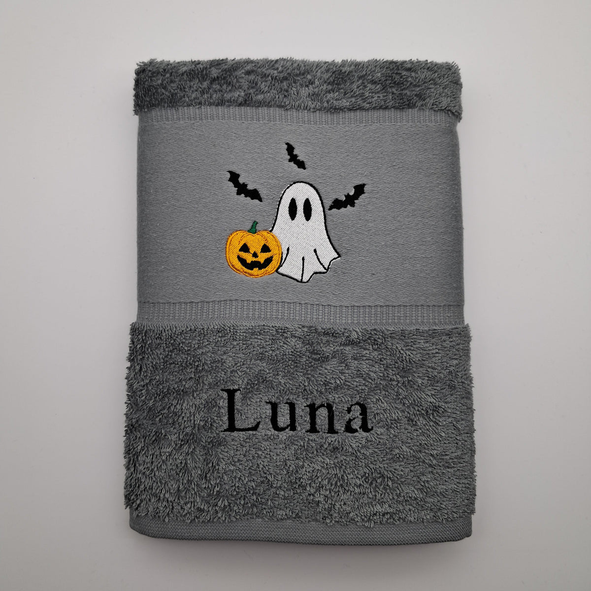 Personalisiertes Halloween-Handtuch mit Geist und Wunschname