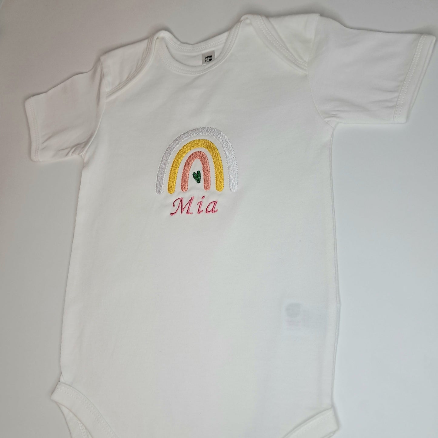 Personalisierter Babybody mit Namen - Regenbogen