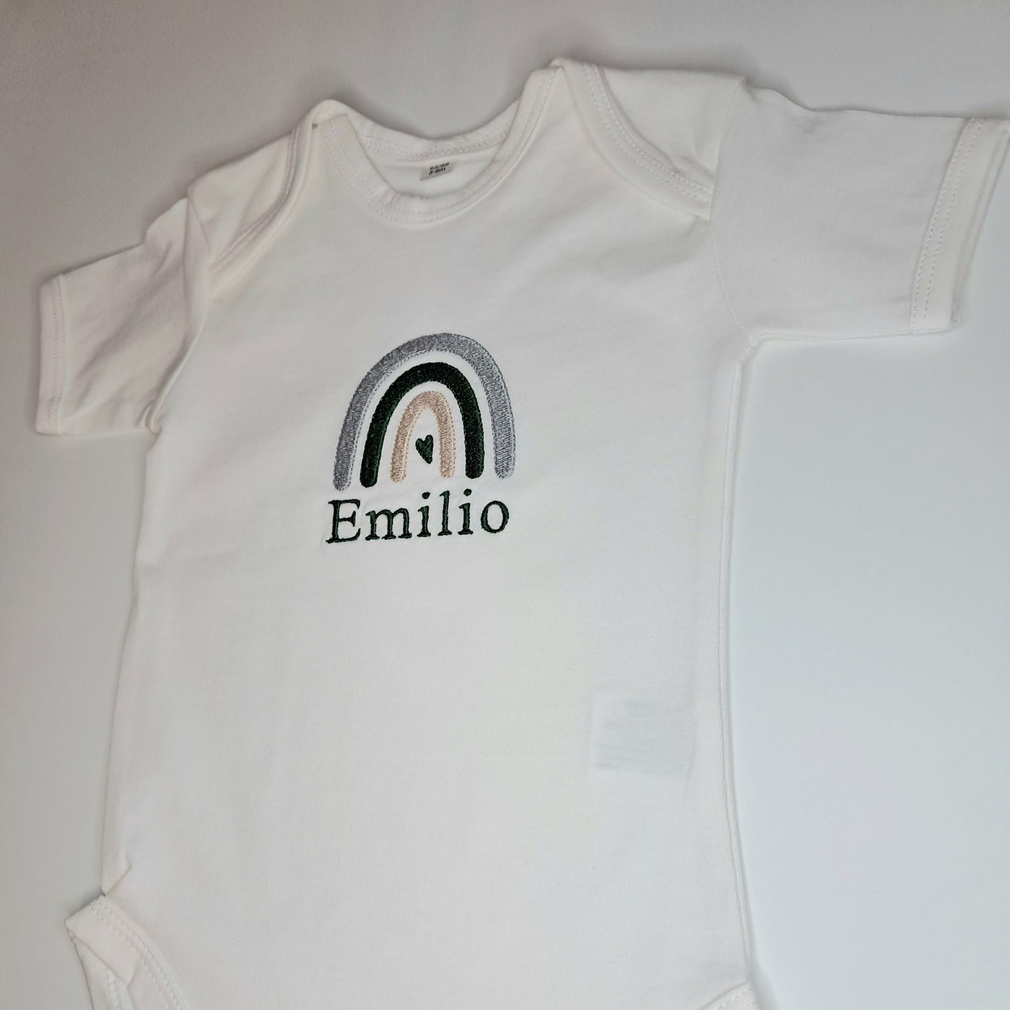 Personalisierter Babybody mit Namen - Regenbogen