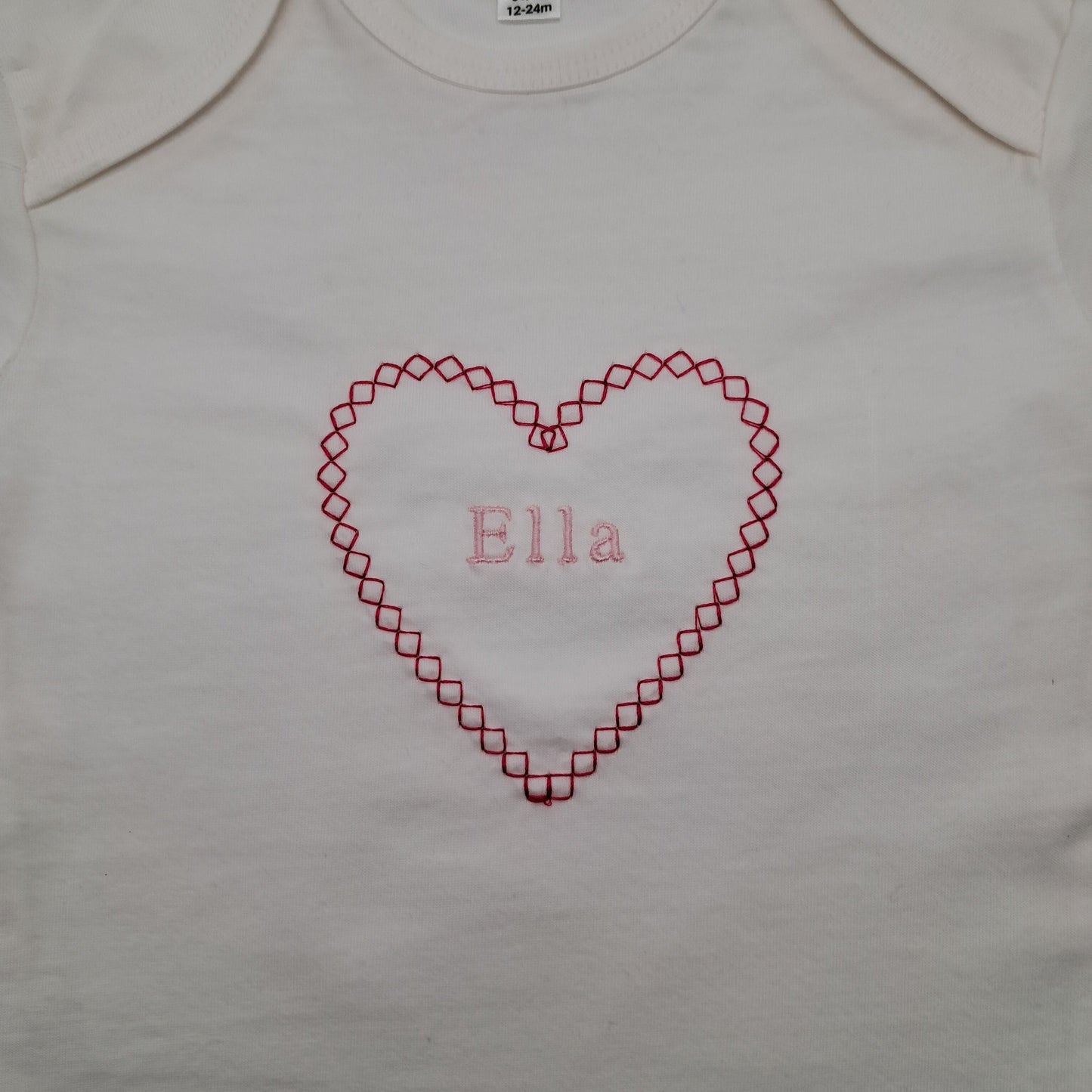 Personalisierter Babybody mit Namen - Herz-Stickerei