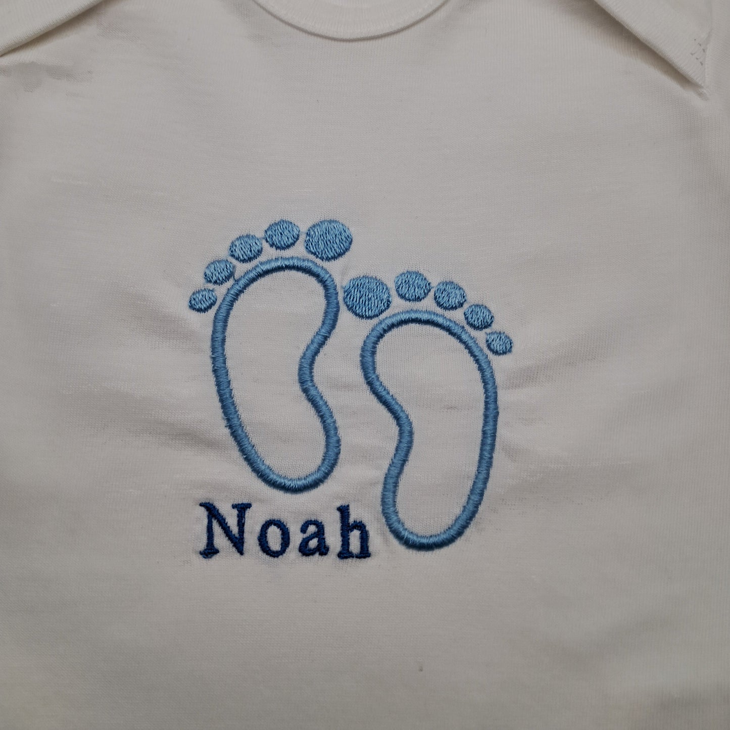 Personalisierter Babybody mit Namen - Babyfüßchen