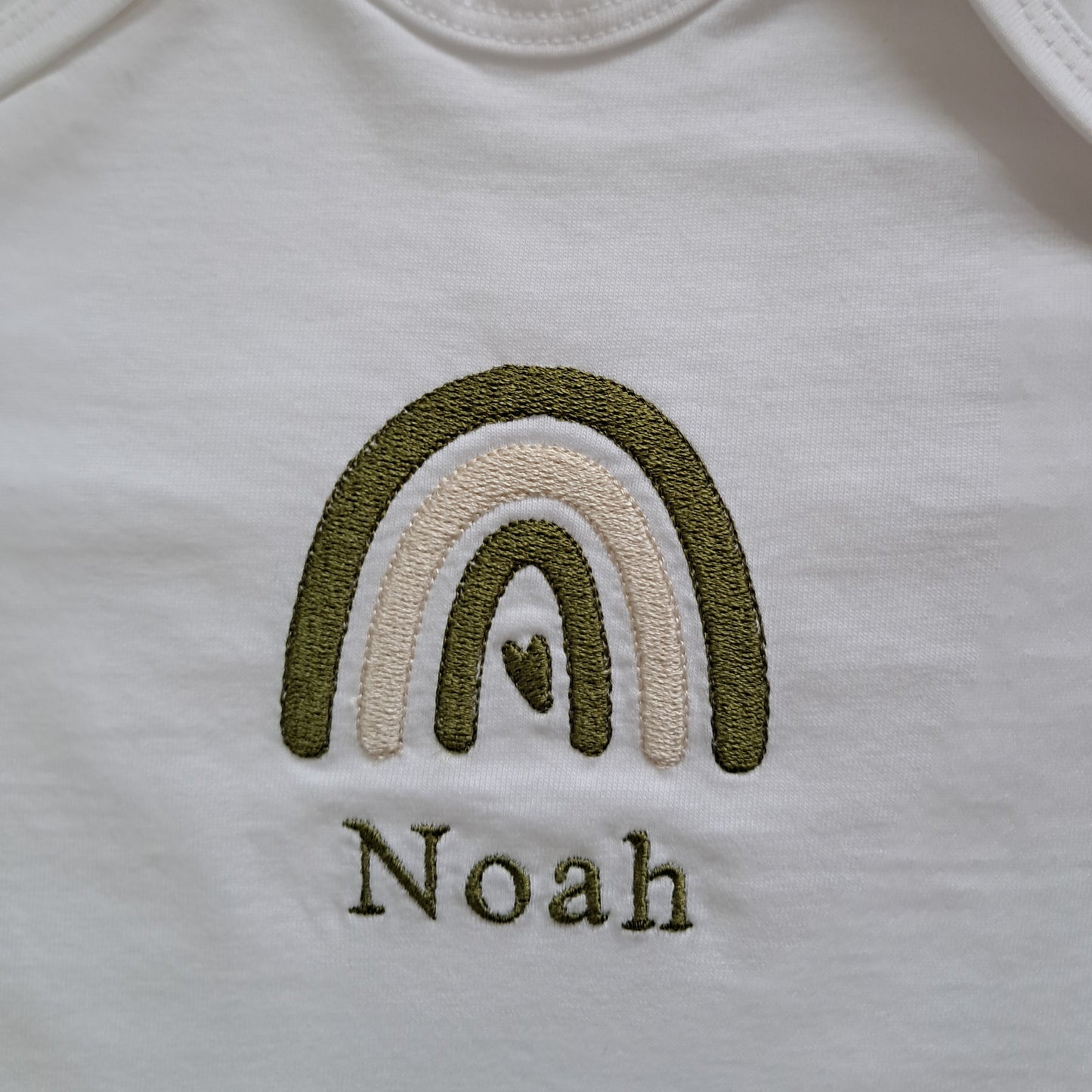 Personalisierter Babybody mit Namen - Regenbogen