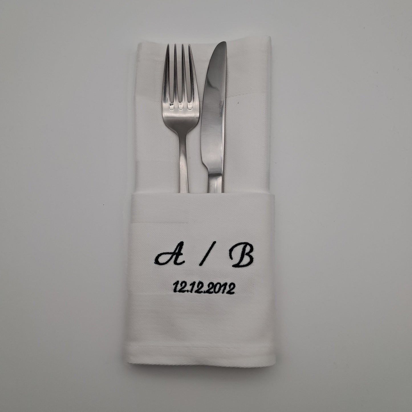 Bestickte Servietten mit Initialen und Datum