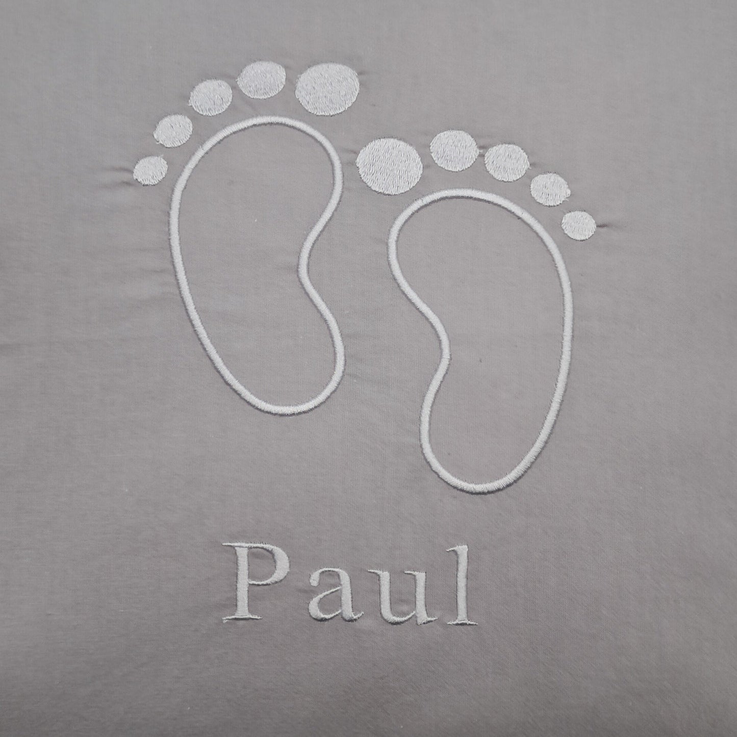 Personalisierter Kissenbezug mit Babyfüßen & Namen