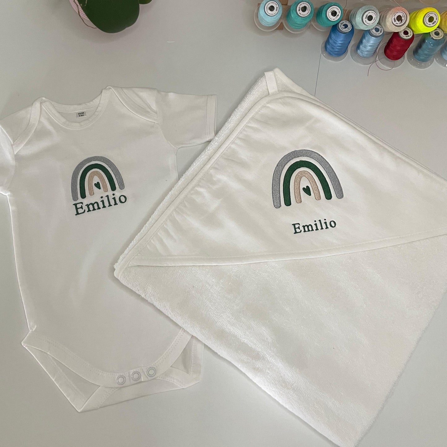 Personlisiertes Babyset - Regenbogen (Babybody & Kapuzenhandtuch)