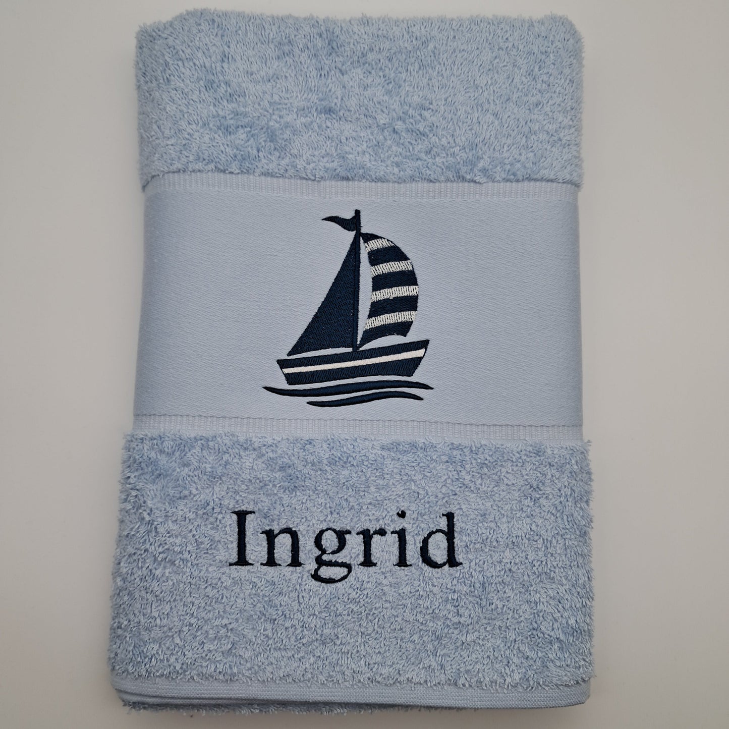 Personalisiertes Handtuch mit Segelboot und Wunschname
