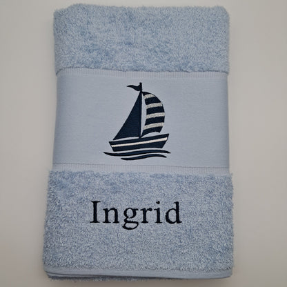 Personalisiertes Handtuch mit Segelboot und Wunschname