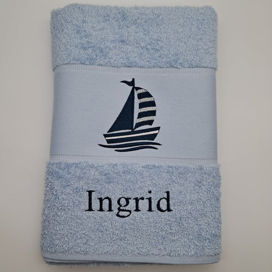 Personalisiertes Handtuch mit Segelboot und Wunschname