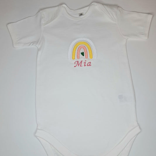 Personalisierter Babybody mit Namen - Regenbogen