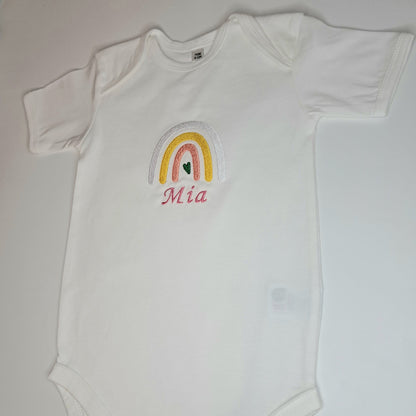 Personalisierter Babybody mit Namen - Regenbogen