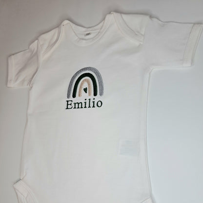 Personalisierter Babybody mit Namen - Regenbogen