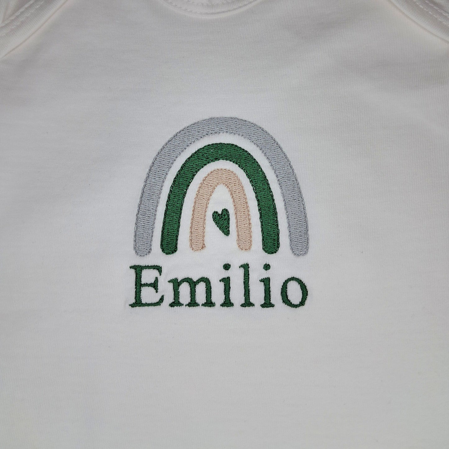 Personalisierter Babybody mit Namen - Regenbogen