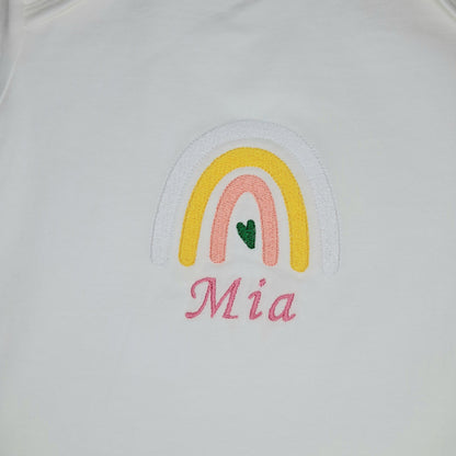 Personalisierter Babybody mit Namen - Regenbogen