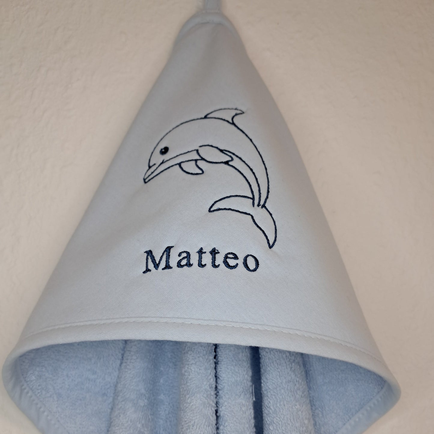 Personalisiertes Kapuzenhandtuch mit Delfin-Stickerei & Namen