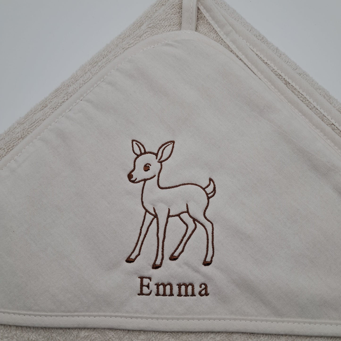 Personalisiertes Kapuzenhandtuch mit Reh-Stickerei & Namen