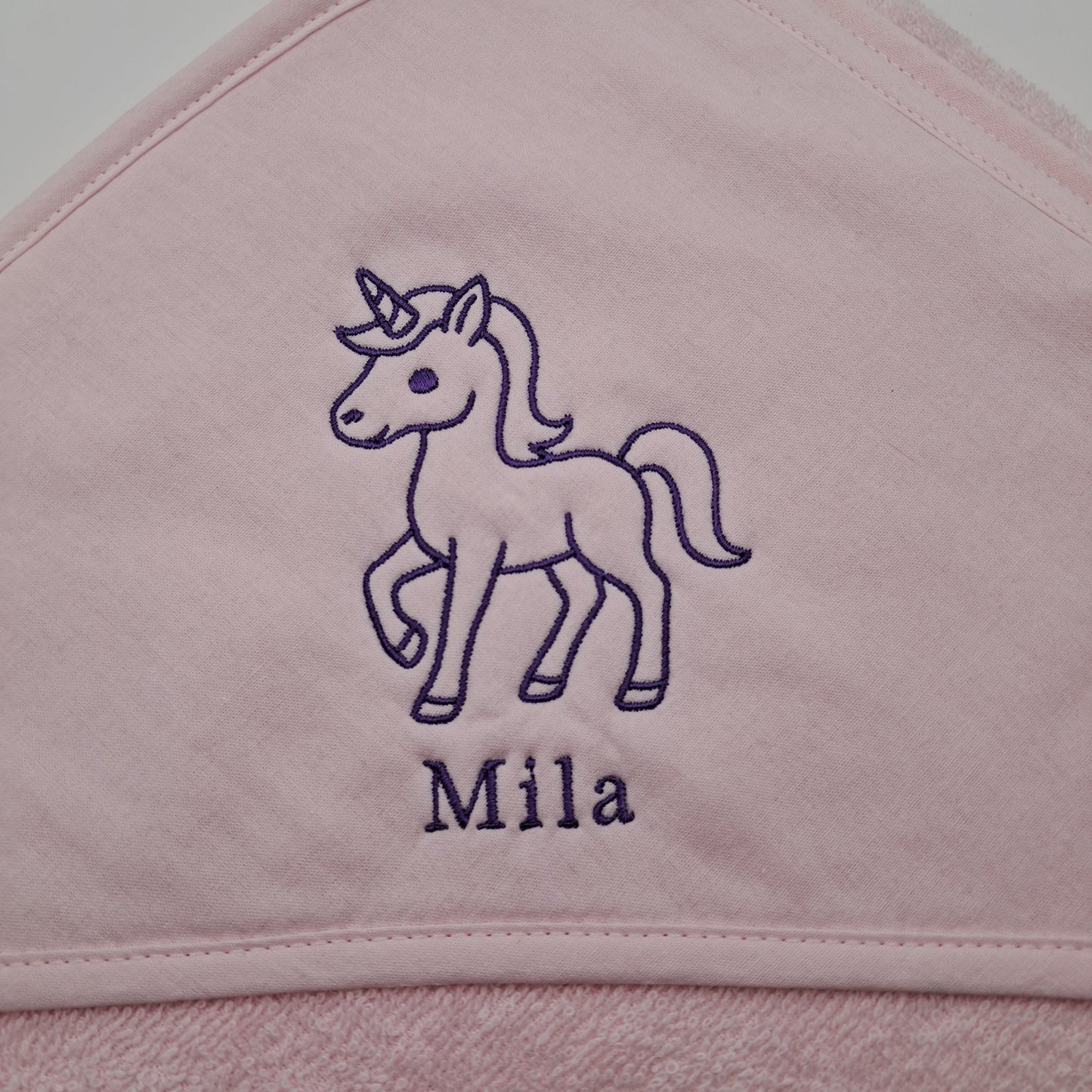Personalisiertes Kapuzenhandtuch mit Einhorn-Stickerei & Namen