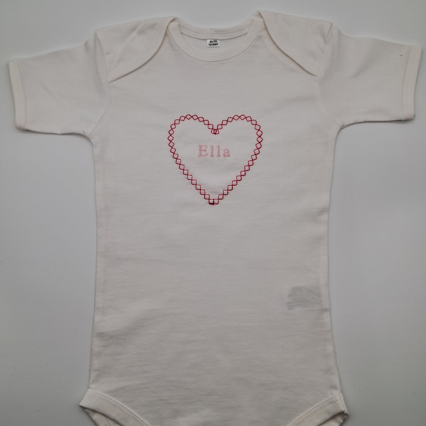 Personalisierter Babybody mit Namen - Herz-Stickerei