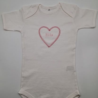 Personalisierter Babybody mit Namen - Herz-Stickerei