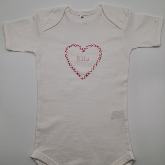 Personalisierter Babybody mit Namen - Herz-Stickerei
