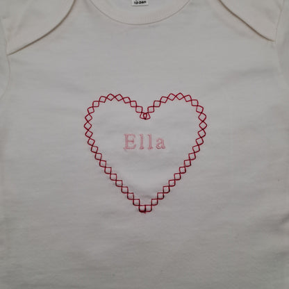 Personalisierter Babybody mit Namen - Herz-Stickerei