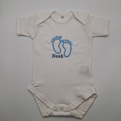 Personalisierter Babybody mit Namen - Babyfüßchen