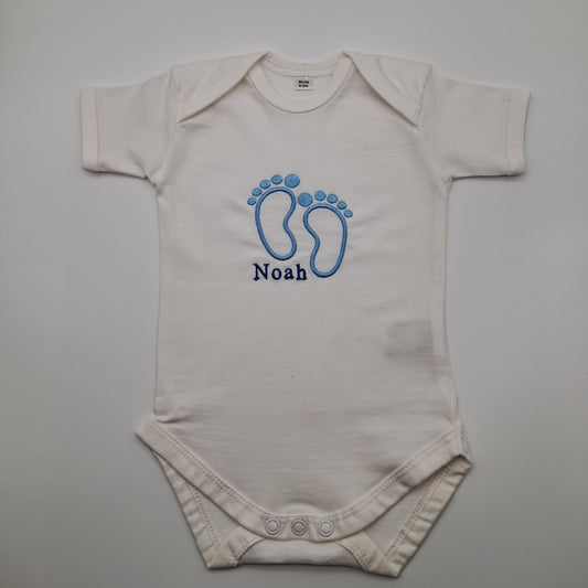 Personalisierter Babybody mit Namen - Babyfüßchen