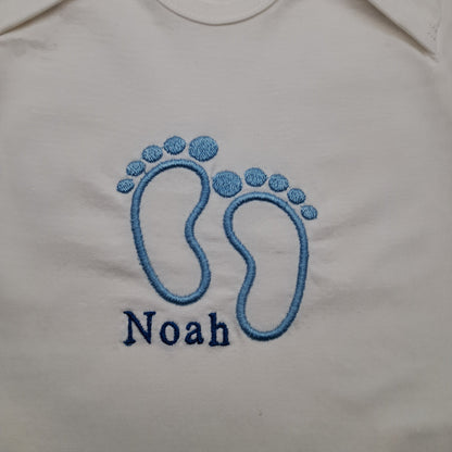 Personalisierter Babybody mit Namen - Babyfüßchen