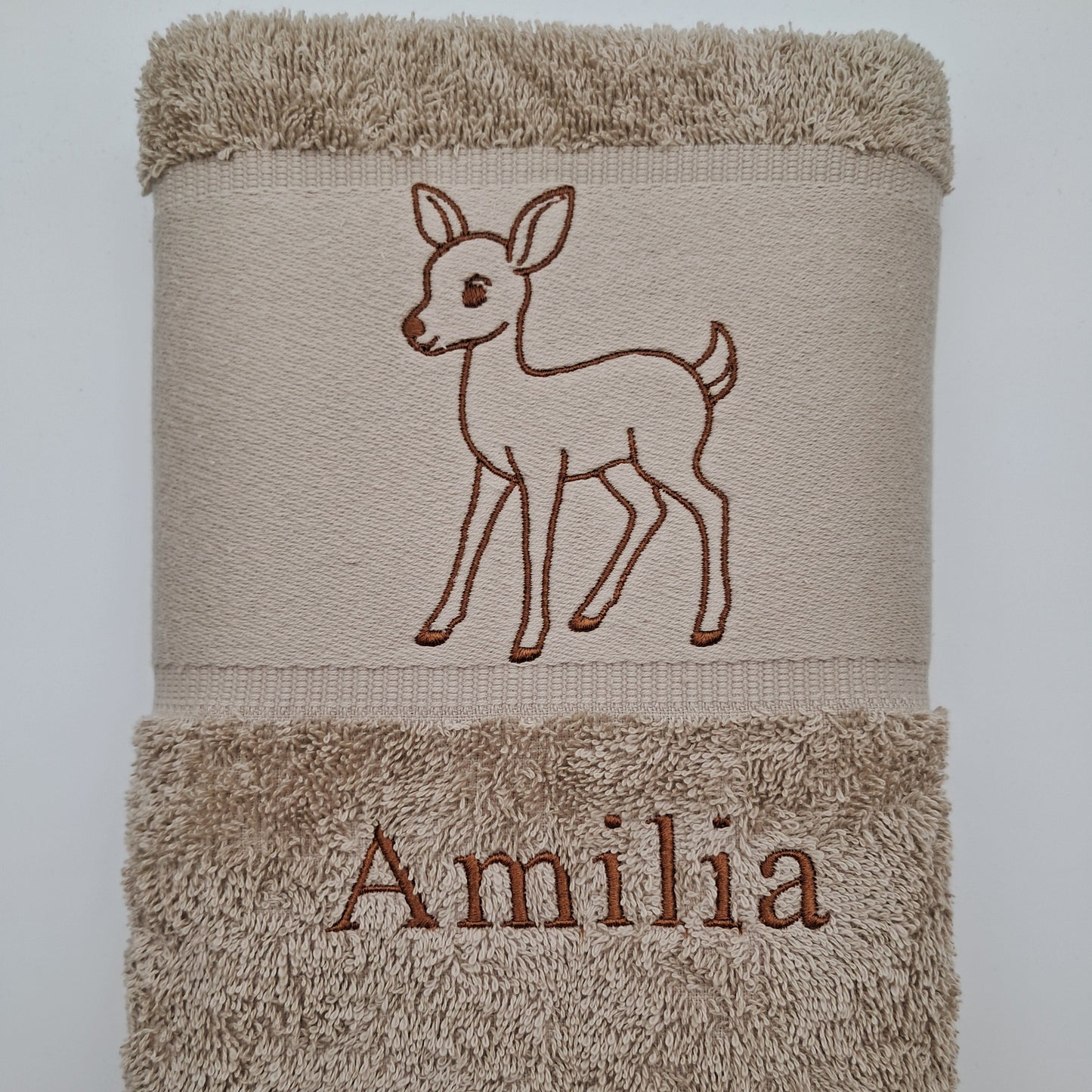 Pesonalisiertes Handtuch mit Reh-Stickerei