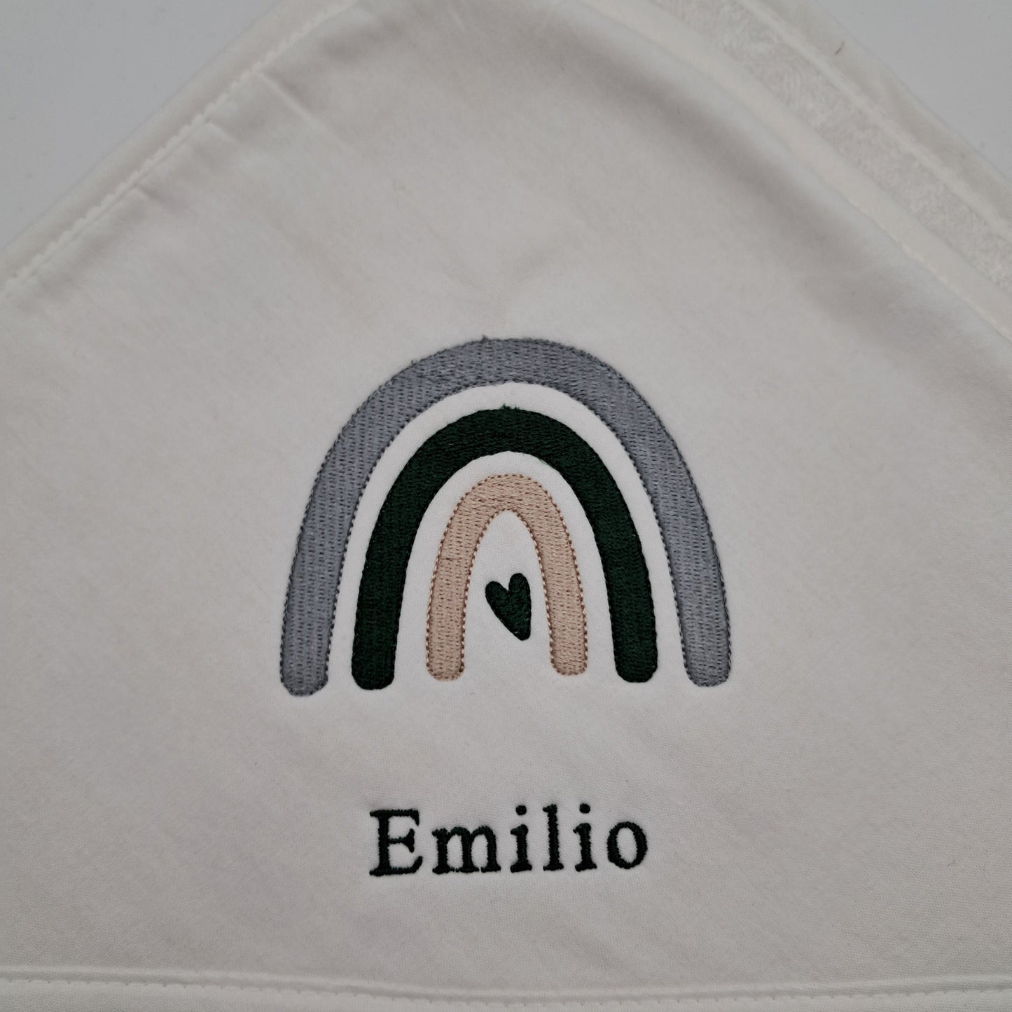 Personalisiertes Kapuzenhandtuch mit Regenbogen-Stickerei & Name