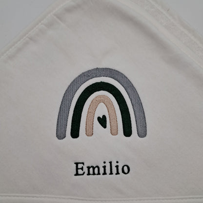 Personalisiertes Kapuzenhandtuch mit Regenbogen-Stickerei & Name