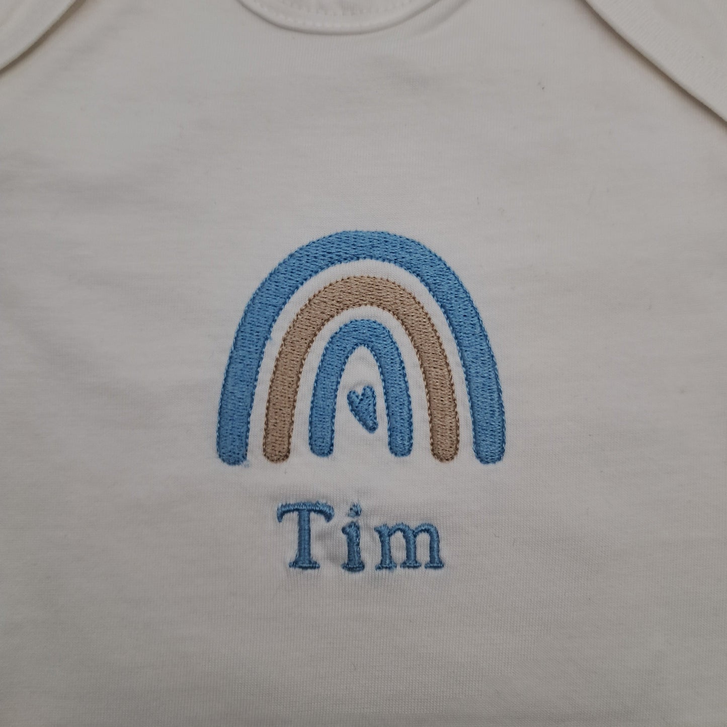 Personalisierter Babybody mit Namen - Regenbogen