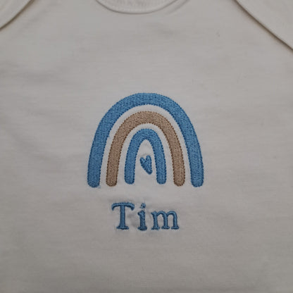 Personalisierter Babybody mit Namen - Regenbogen