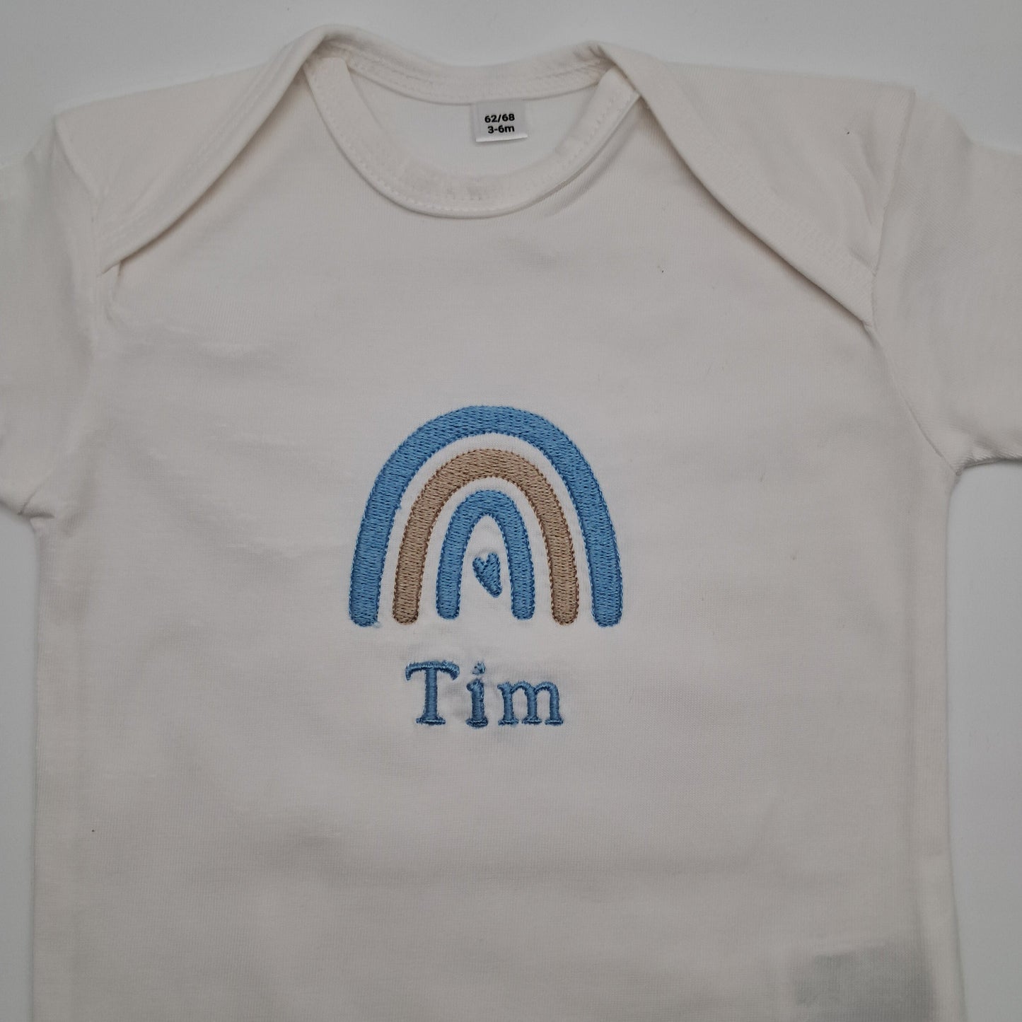 Personalisierter Babybody mit Namen - Regenbogen