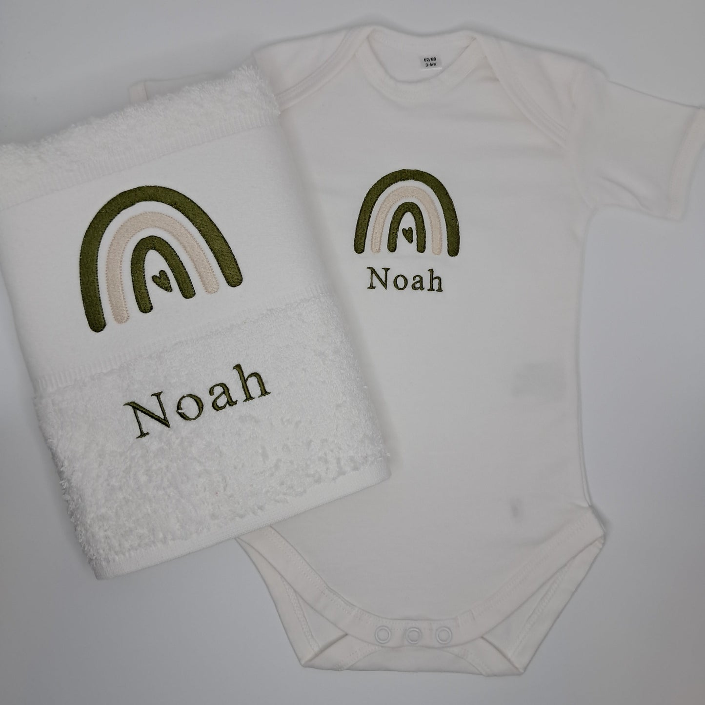 Personalisiertes Babyset - Regebogen (Body & Handtuch)