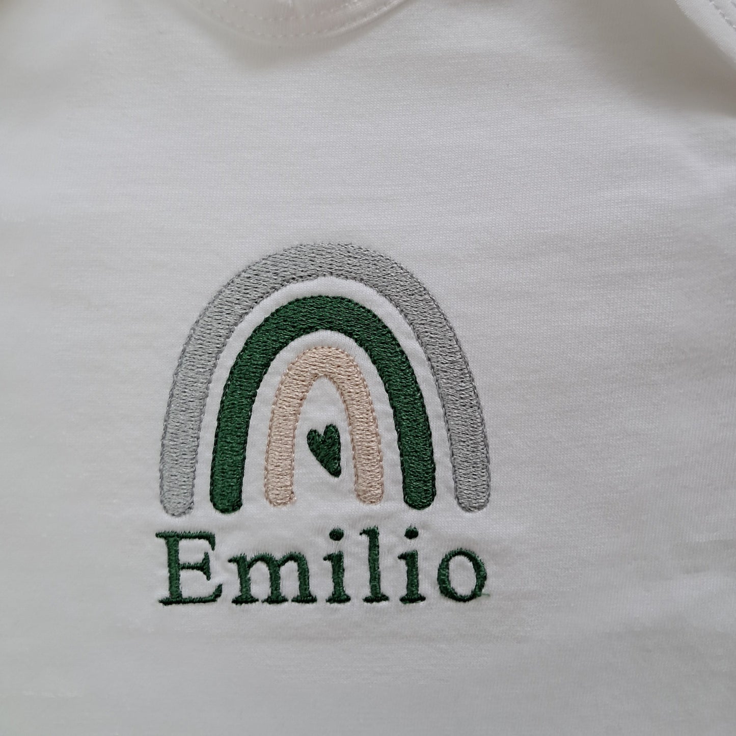 Personalisierter Babybody mit Namen - Regenbogen