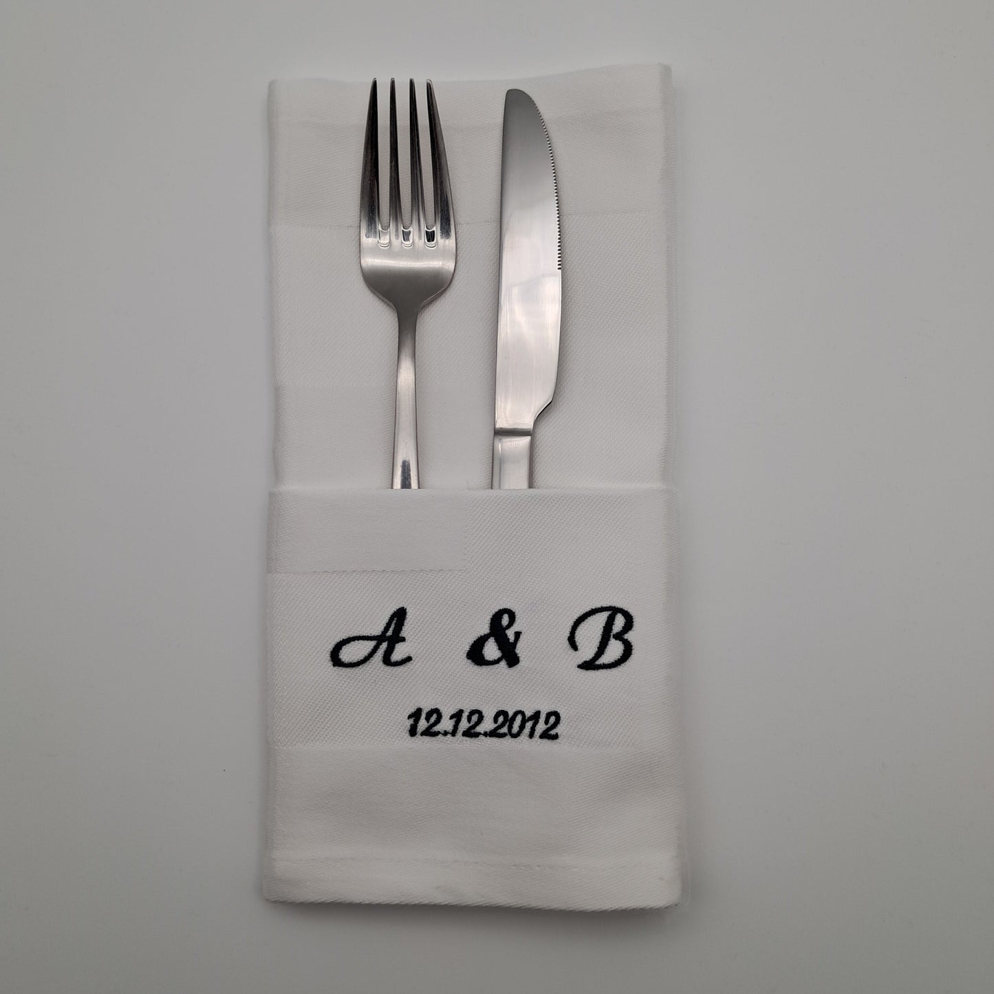 Bestickte Servietten mit Initialen und Datum