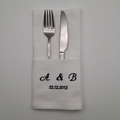 Bestickte Servietten mit Initialen und Datum