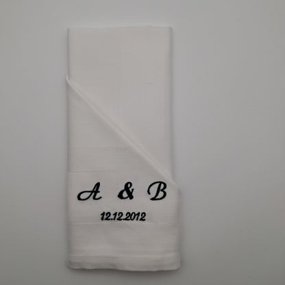 Bestickte Servietten mit Initialen und Datum