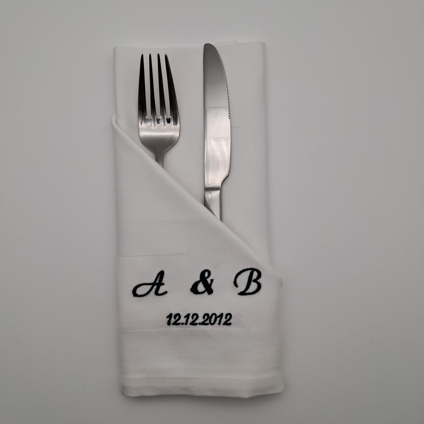 Bestickte Servietten mit Initialen und Datum