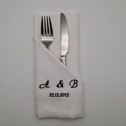 Bestickte Servietten mit Initialen und Datum