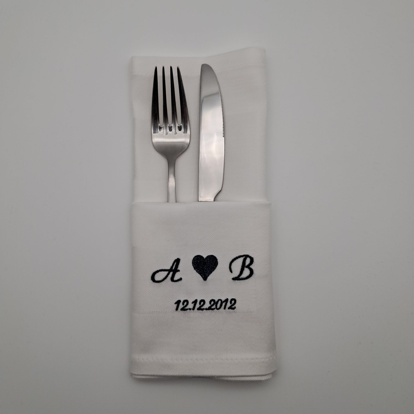 Bestickte Servietten mit Initialen und Datum