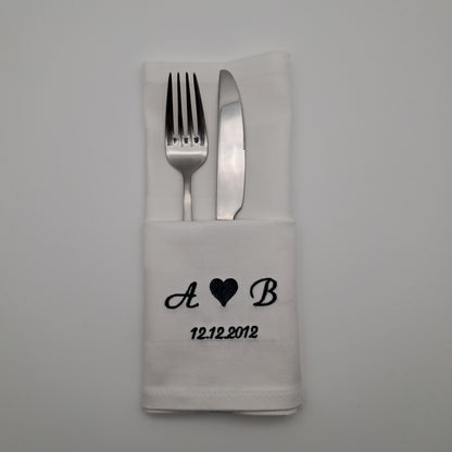 Bestickte Servietten mit Initialen und Datum