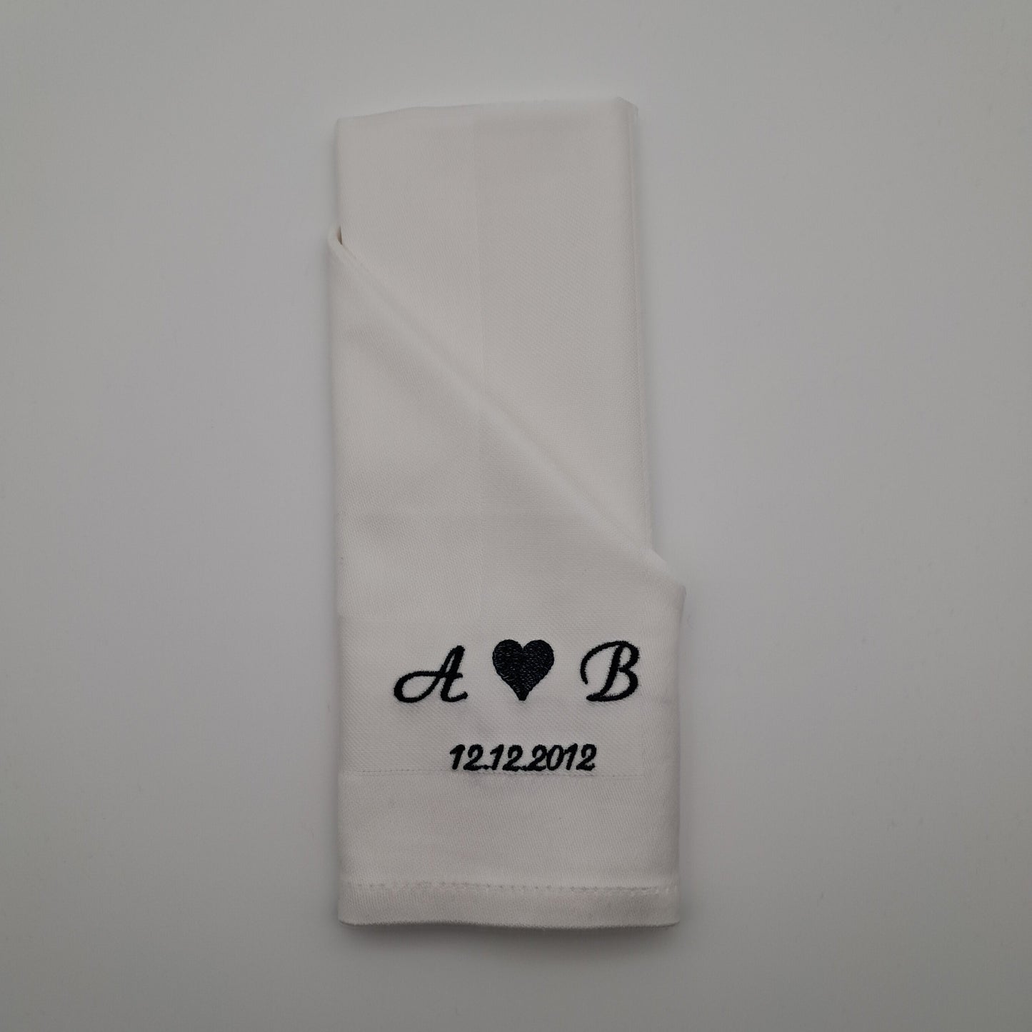 Bestickte Servietten mit Initialen und Datum