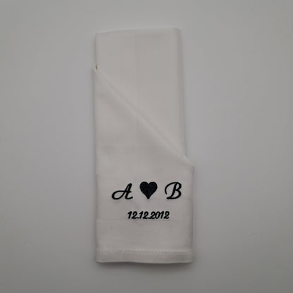 Bestickte Servietten mit Initialen und Datum