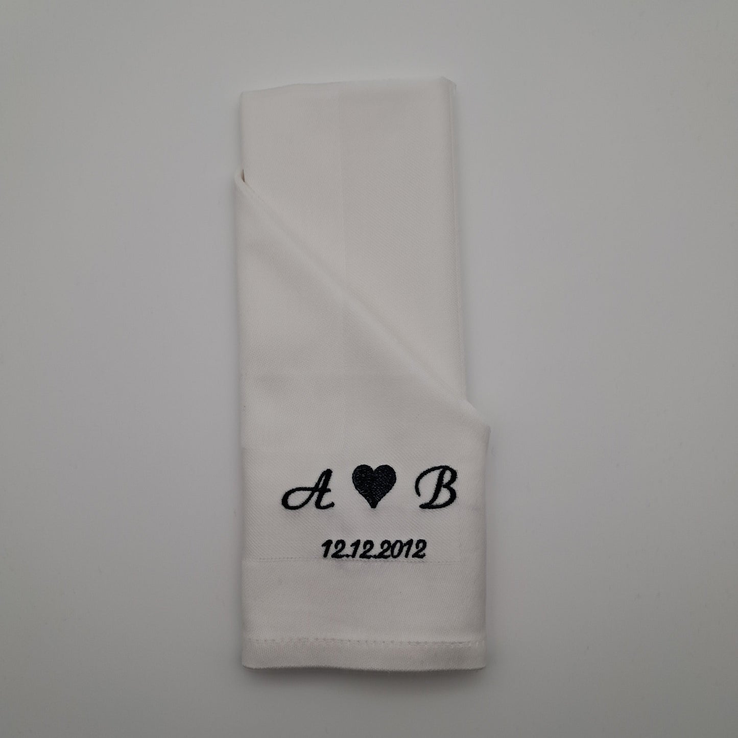 Bestickte Servietten mit Initialen und Datum