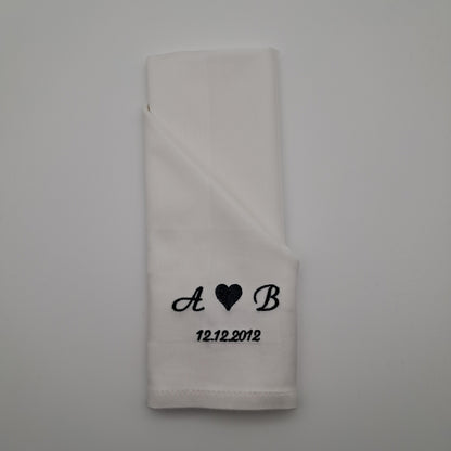 Bestickte Servietten mit Initialen und Datum