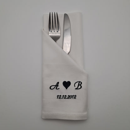 Bestickte Servietten mit Initialen und Datum