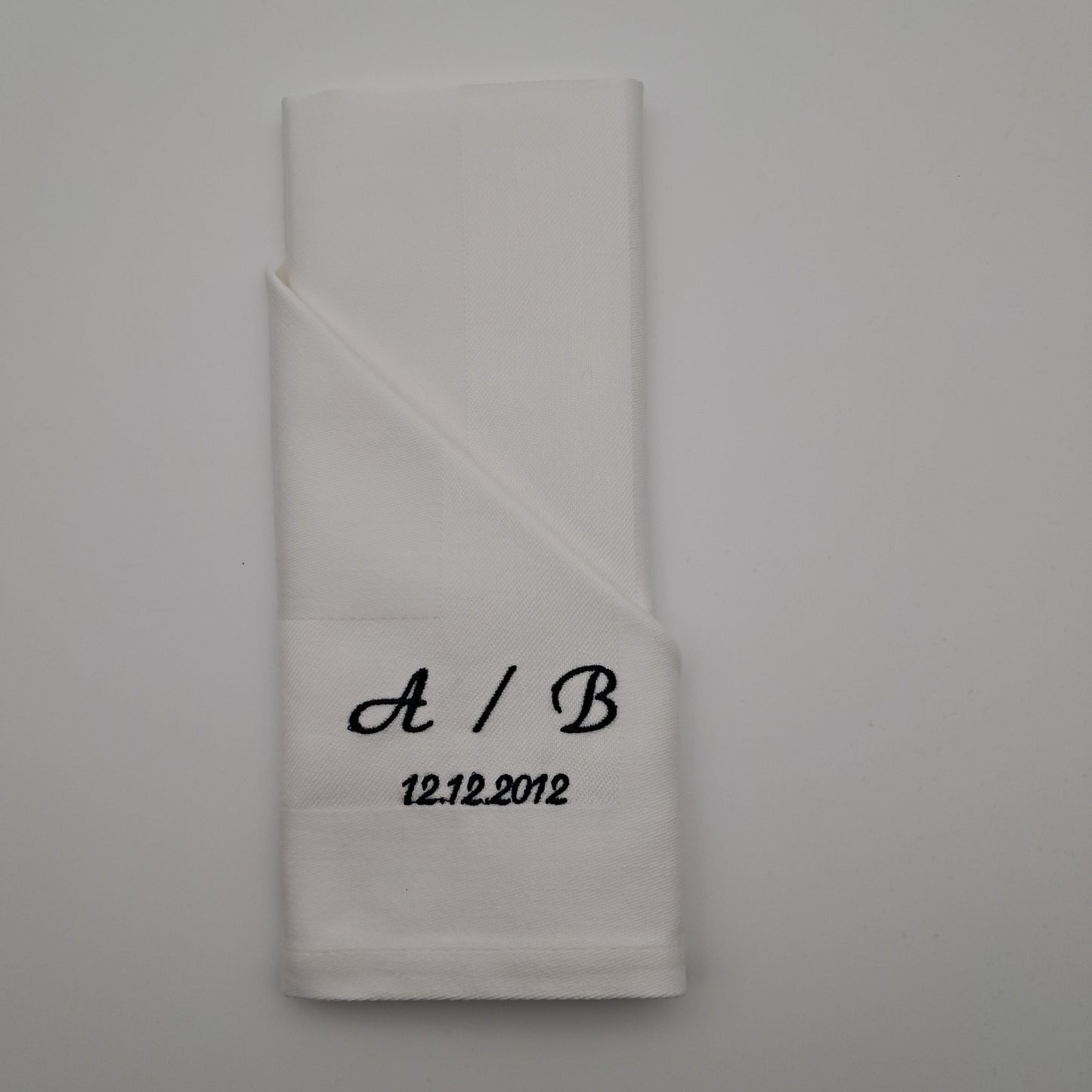 Bestickte Servietten mit Initialen und Datum
