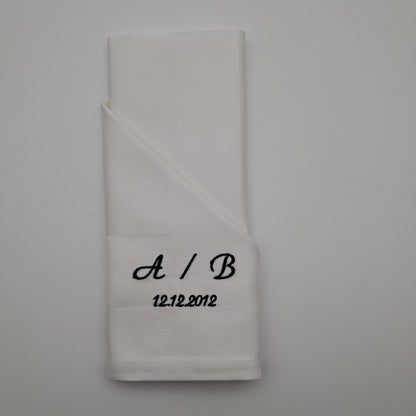 Bestickte Servietten mit Initialen und Datum