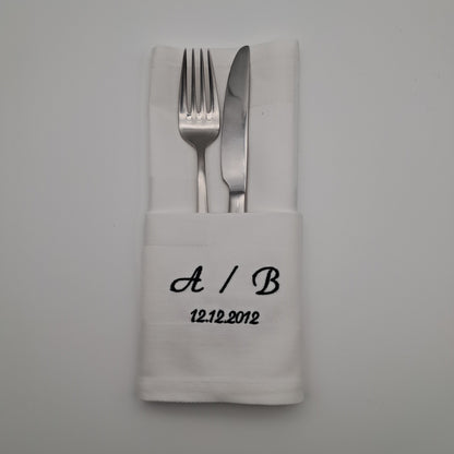 Bestickte Servietten mit Initialen und Datum